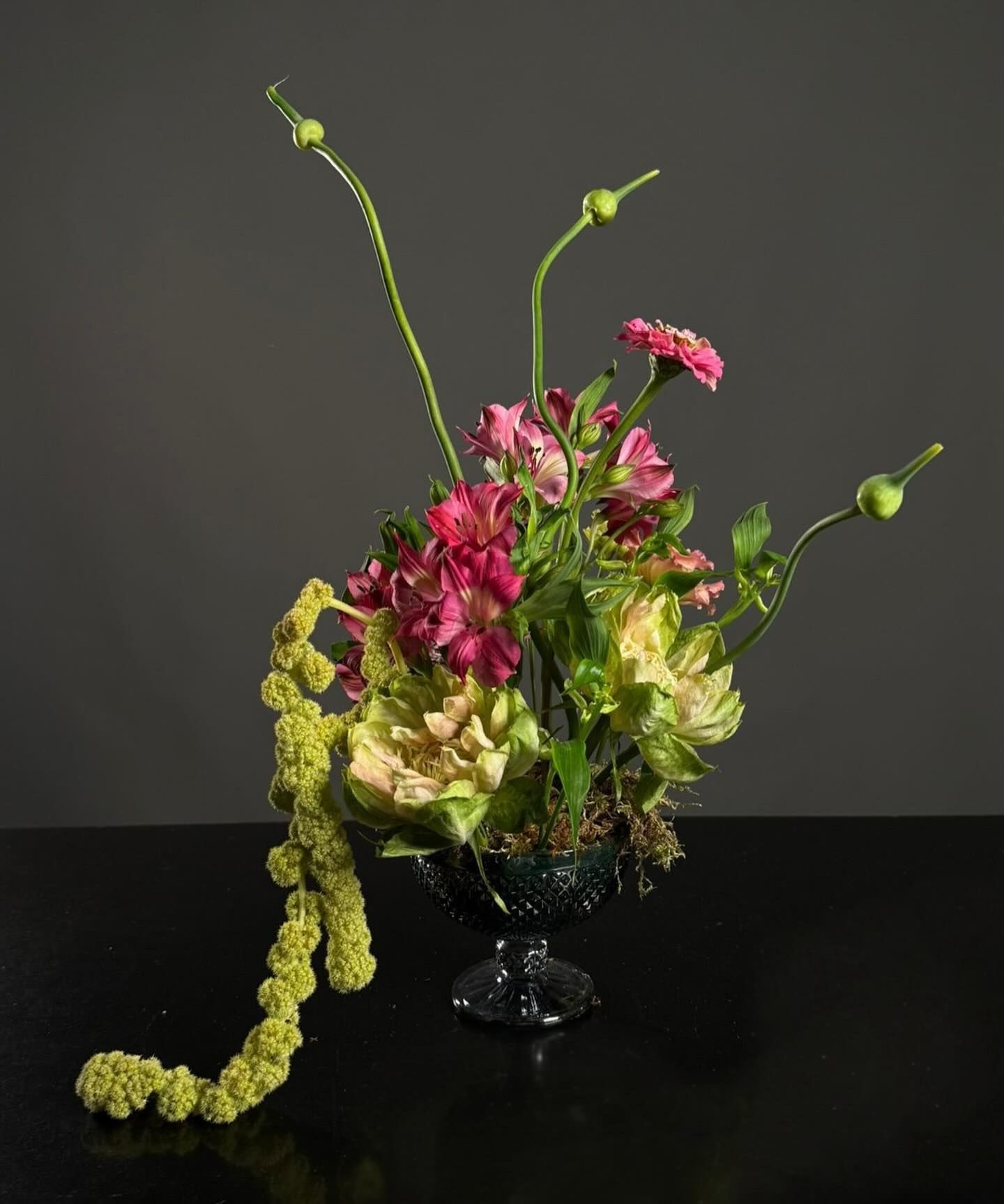 Centro floral en copa con amaranto colgante