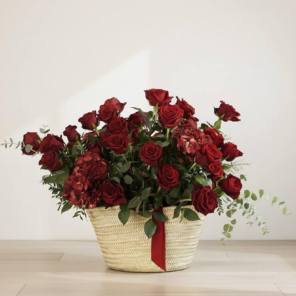 Cesta de rosas rojas y hortensias