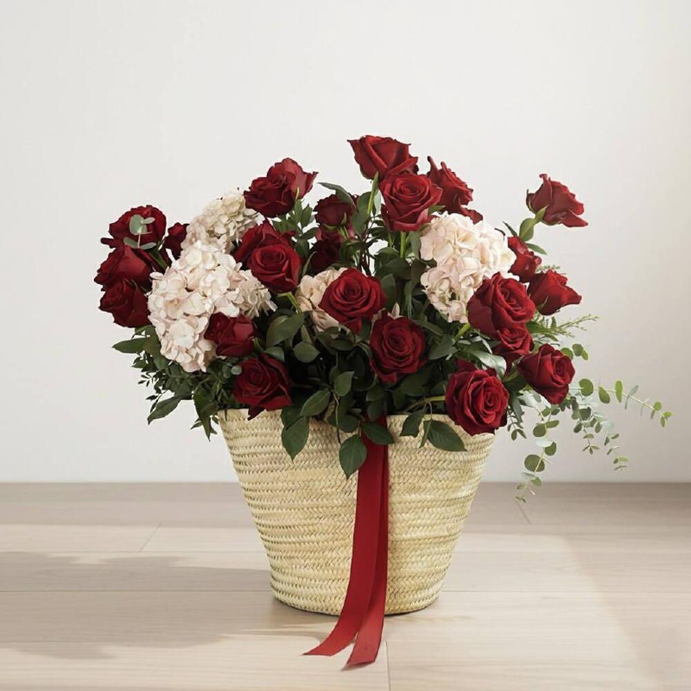 Cesta de rosas rojas y hortensias, 45 rosas · hortensia rosa