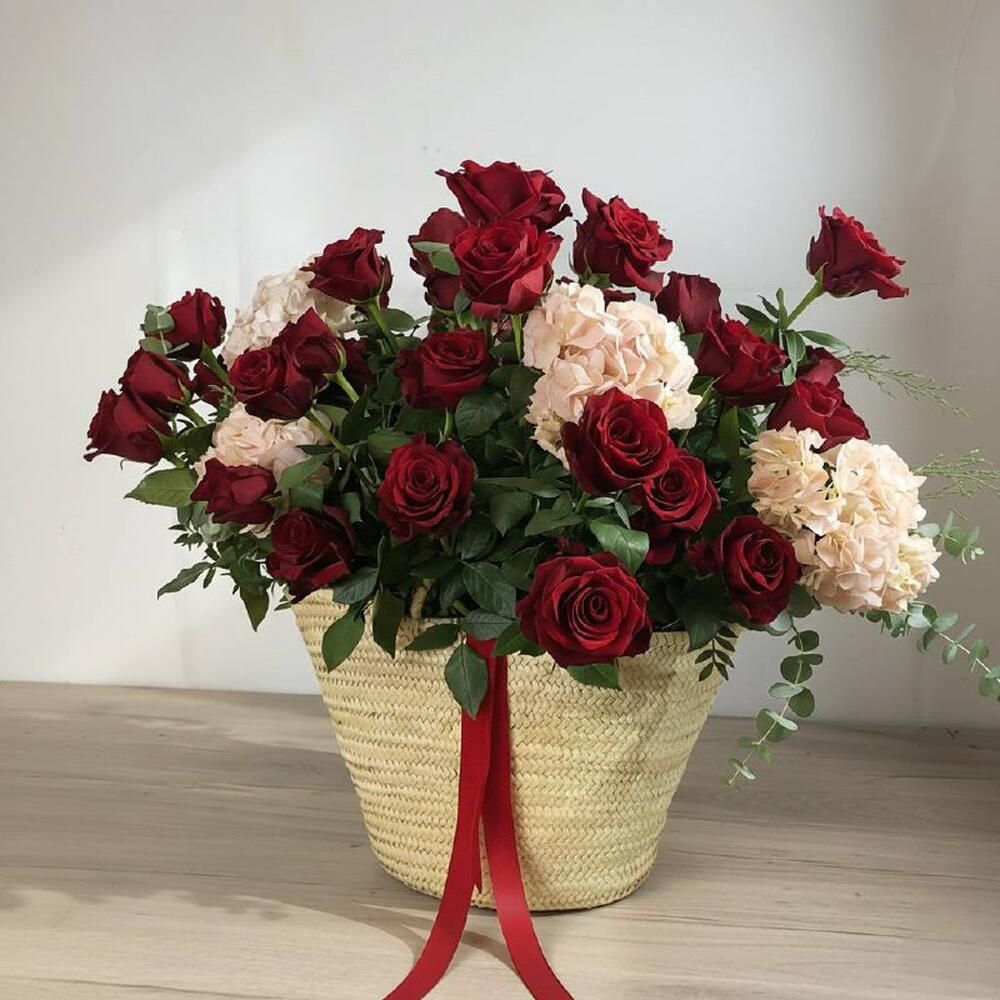 Cesta de rosas rojas y hortensias, 45 rosas · hortensia rosa (foto 2)