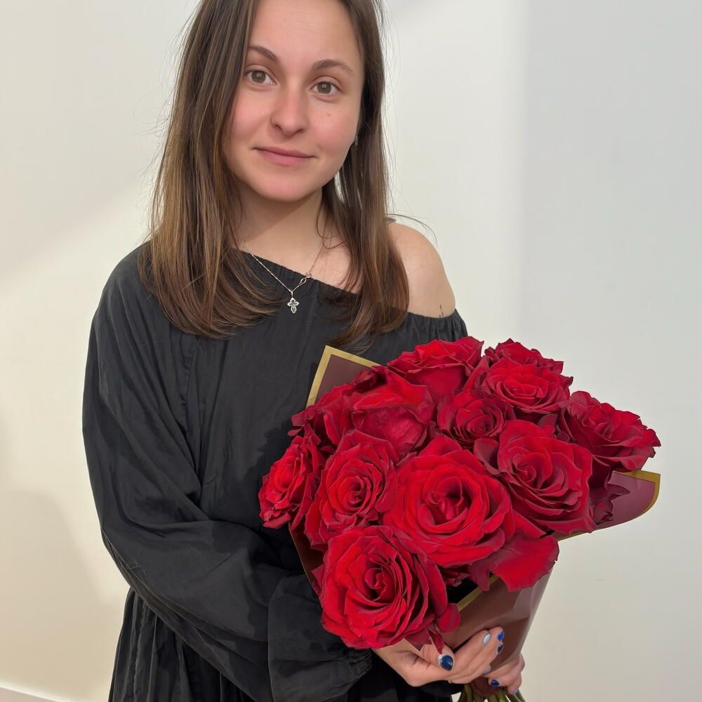 Retrato de la florista de My Agosto con un ramo de rosas rojas