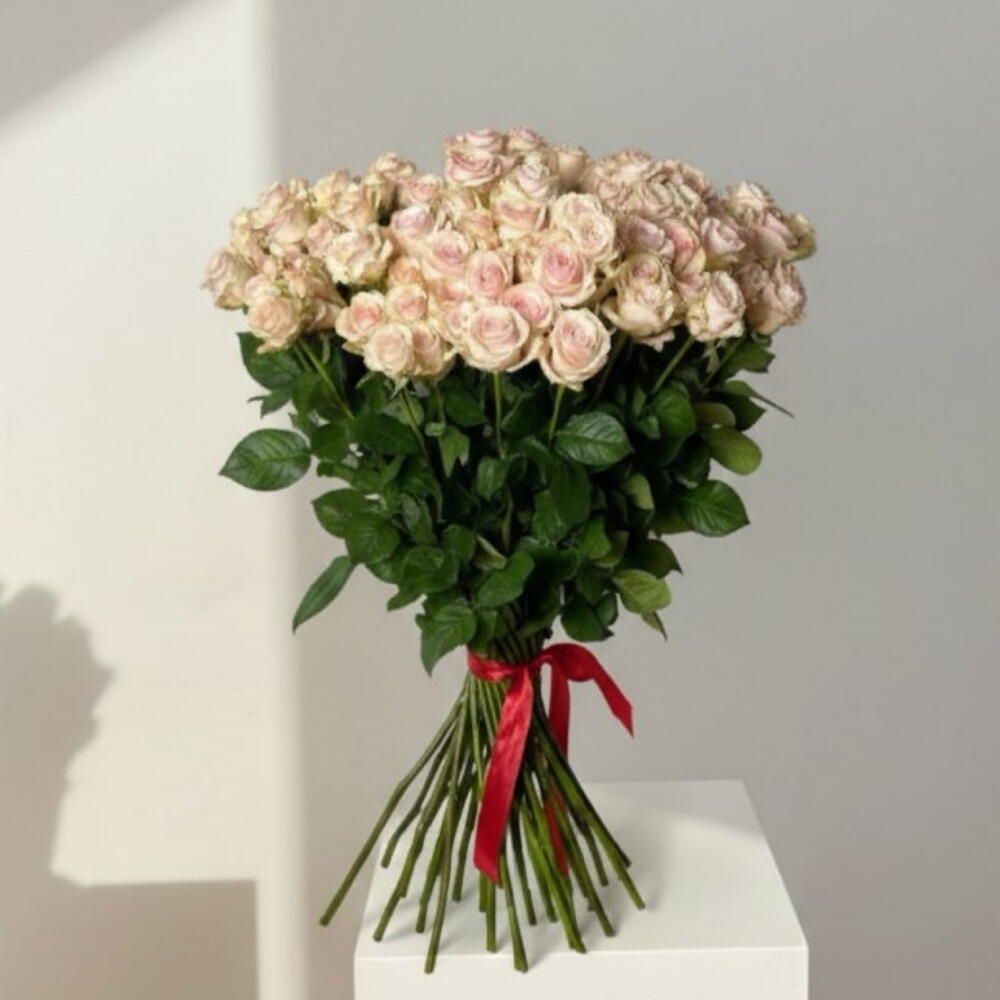 Ramo de rosas spray en tonos rosa y crema