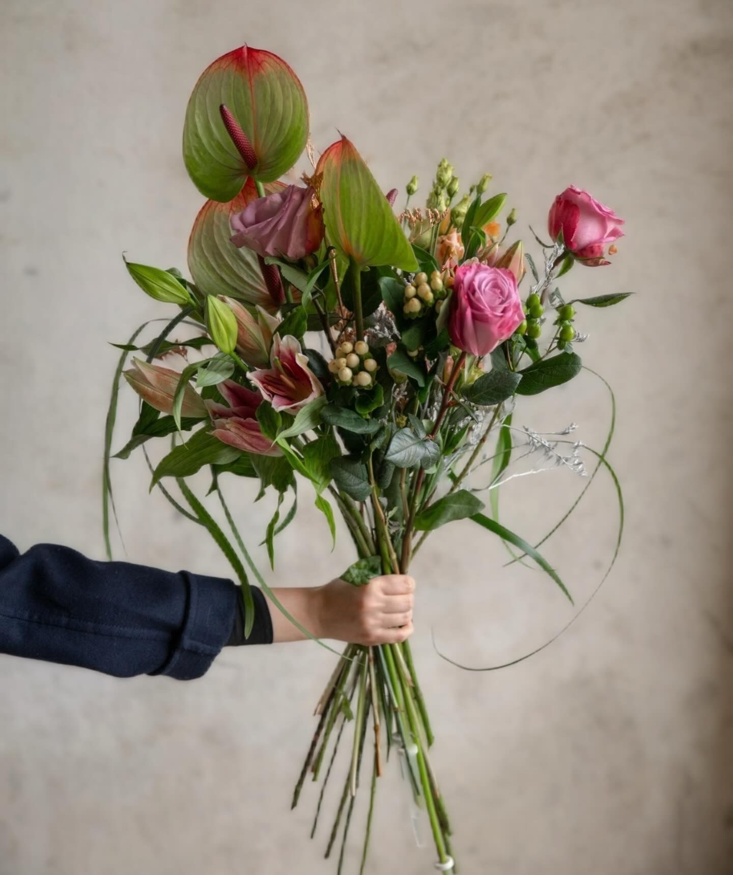 Ramo con anturios, rosas y hojas variadas