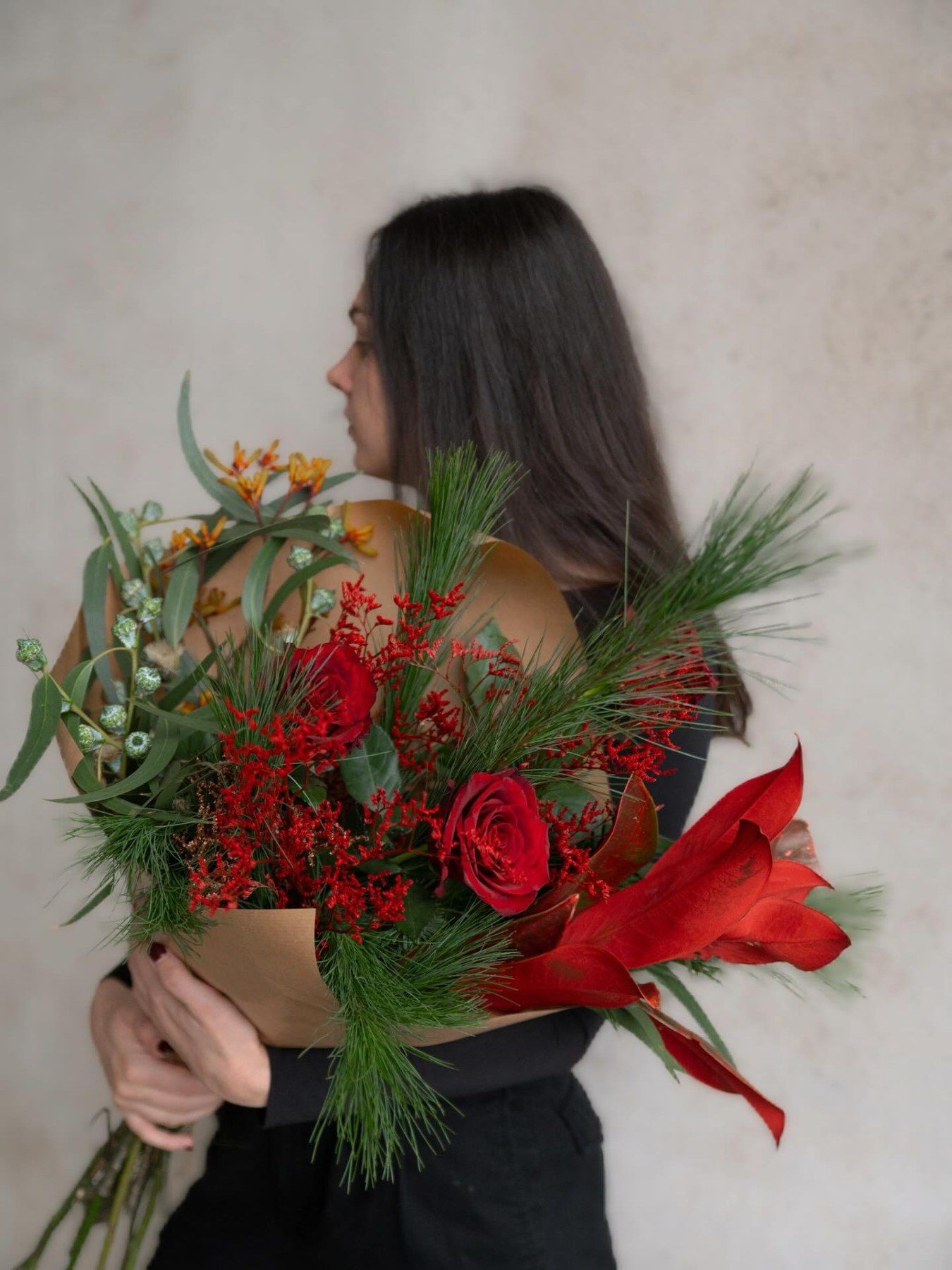 Ramo de Navidad con rosas rojas y amarilis