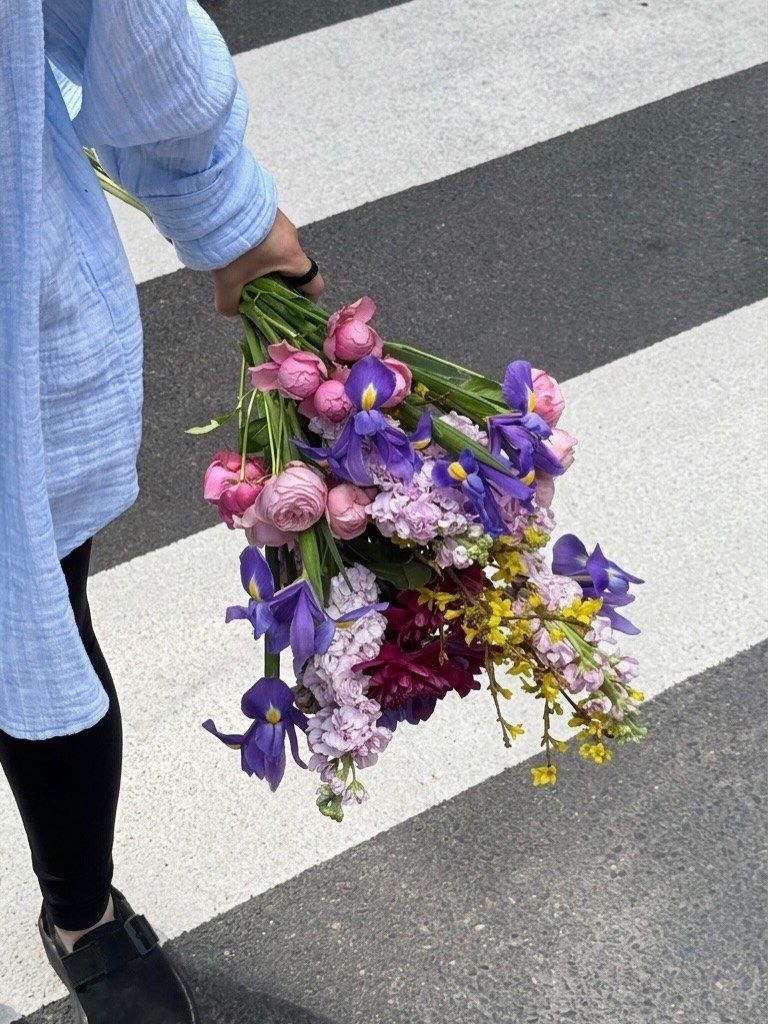 Ramo de primavera de camino a una entrega en Madrid