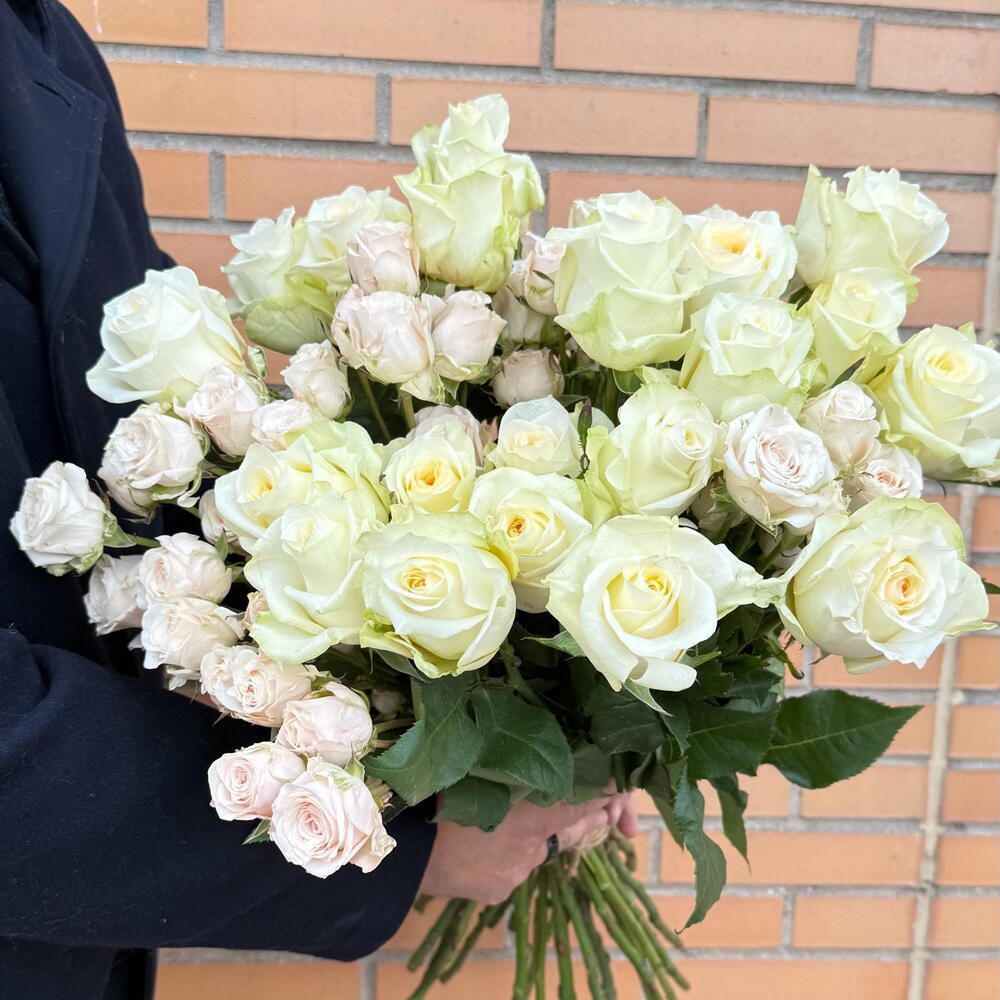 Ramo de rosas blancas y crema